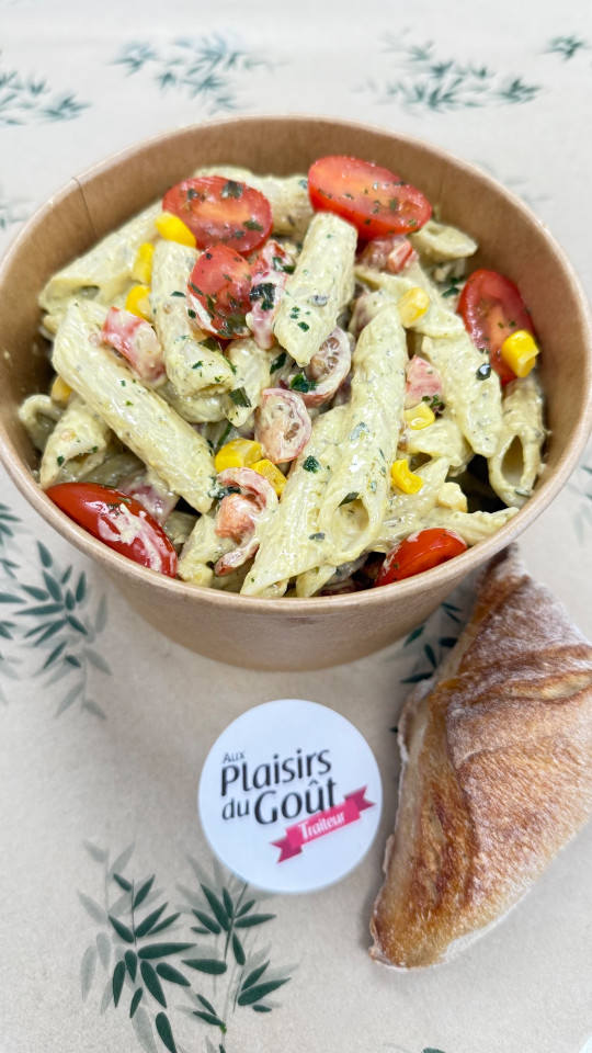 GRANDE SALADE DE PENNES CRUDITÉS PESTO