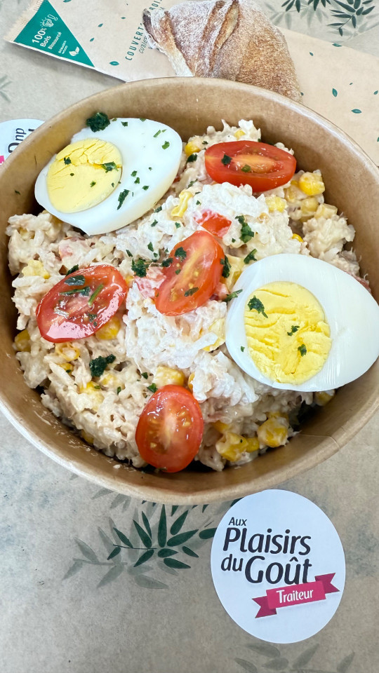 SALADE DE RIZ THON CRUDITÉS OEUFS