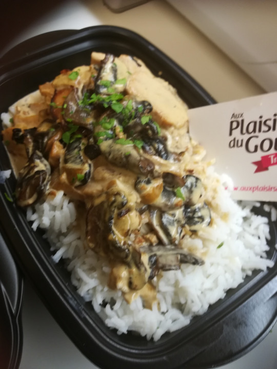 ÉMINCÉS DE POULET AUX CHAMPIGNONS FRAIS RIZ BASMATI